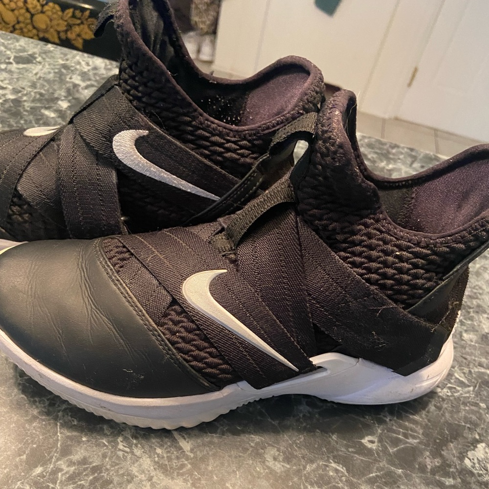 Nike basketball shoes ..great condition! worn one High School season ..adult  7